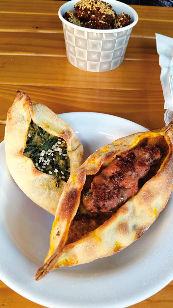 Pide: esfiha turca de formato alongado nas versões de carne e verdura Pide: esfiha turca de formato alongado nas versões de carne e verdura