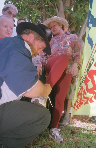 Lula amarrando o tênis de Marisa, no jardim do Palácio da Alvorada (Foto: Jefferson Rudy)