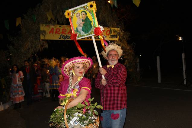 Lula e Marisa, vestidos de caipira, na tradicional festa junina da Granja do Torto (Foto: Ricardo Stuckert)