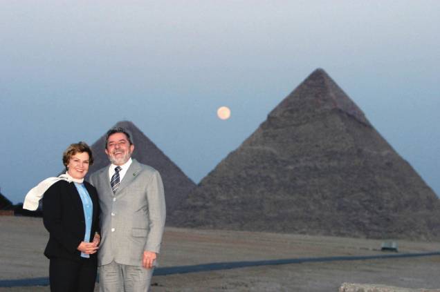 Lula e Marisa posados em frente às pirâmides de Gizé, durante visita ao Egito (Foto: Antonio Milena)