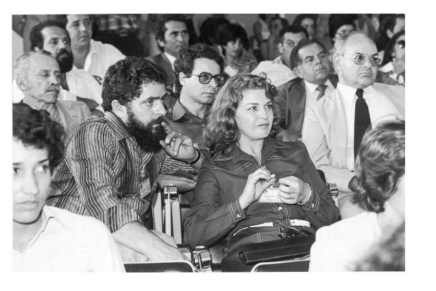 Lula com Marisa durante seu julgamento no STM, que anulou a sentença de prisão proferida pela 2ª Auditoria Militar de São Paulo (Foto: Carlos Namba)