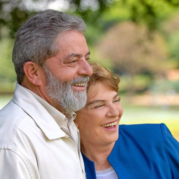 Na manhã desta quinta-feira (2), foi divulgada nas redes sociais uma foto do ex-presidente Lula e Marisa Letícia (Foto: Reprodução / Facebook)