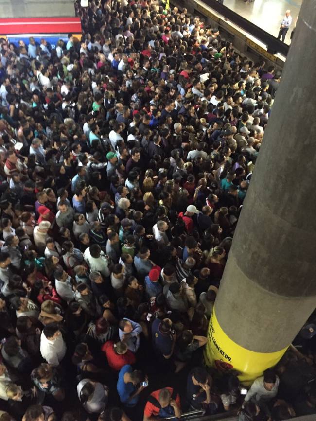 Descarrilamento de trem na Zona Leste provoca caos no metrô da Sé (Foto: William Oliveira)