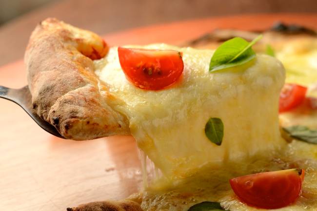 Pizza de mussarela da Di Fondi: o pedaço sai por R$ 10,00