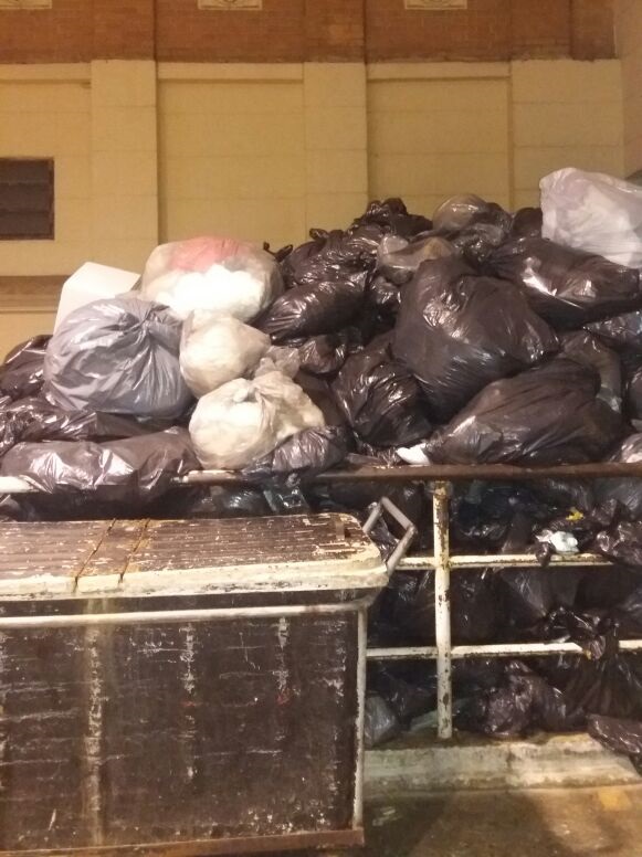 Lixo hospitalar acumulado na instituição (Foto: Veja São Paulo)