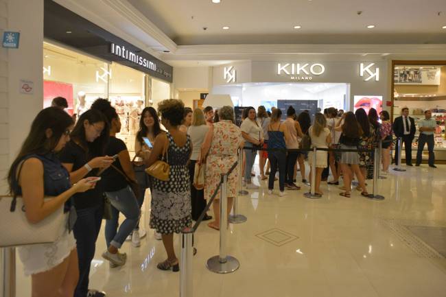Alta procura: clientes formam fila de espera antes da inauguração no Shopping Pátio Higienópolis (Foto: Reinaldo Canato)