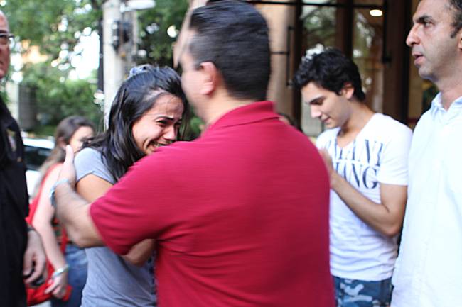 O confeiteiro-celebridade abraços fãs emocionados