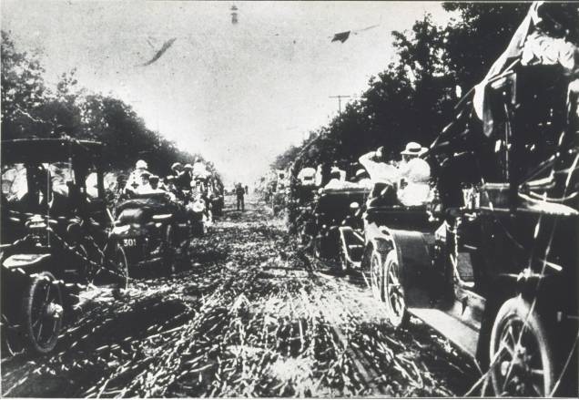 Corso de imigrantes durante o carnaval da Avenida Paulista. 1915 (ARQUIVO PÚBLICO DO ESTADO DE SÃO PAULO)