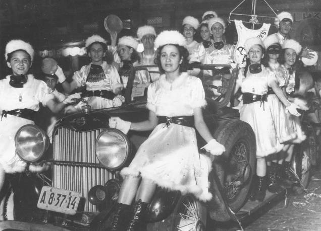 Grupo de "Cossacos", que efetuou o corso no primeiro dia de carnaval em Santos, em 1940 (ARQUIVO PÚBLICO DO ESTADO DE SÃO PAULO)