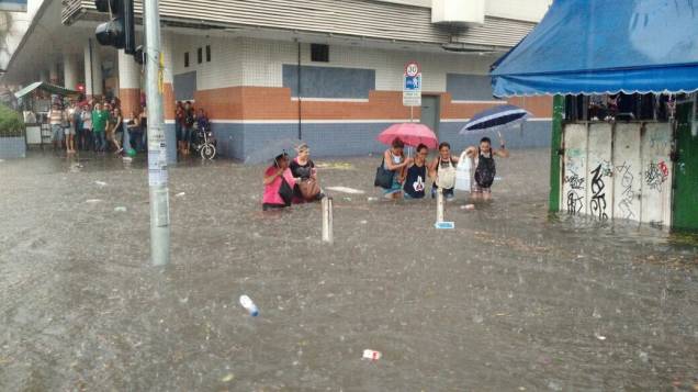 Alagamento na esquina da Rua Jeroaquara com a Praça Melvin Jones, na Lapa de Baixo (Foto: Oslaim Britto)