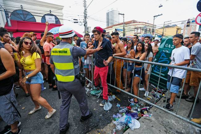 Grades na Vila Madalena: zonas de confronto entre foliões e militares (Foto: Tiago Queiroz/ Estadão Conteúdo)