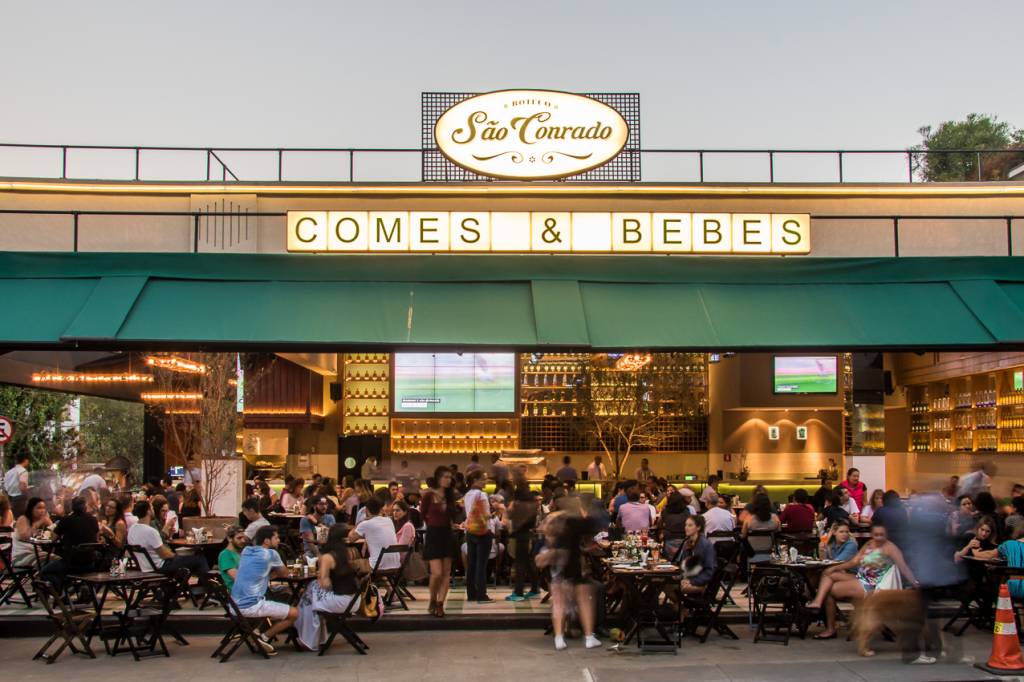 Oito bares com áreas externas para aproveitar o calor