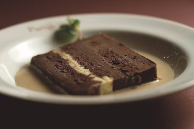 Baccarat do Parigi – Hotel Fasano. Torta mousse de chocolate amargo, crocante de avelãs e calda de café. Harmoniza com Singlenton Glen Ord 12 anos