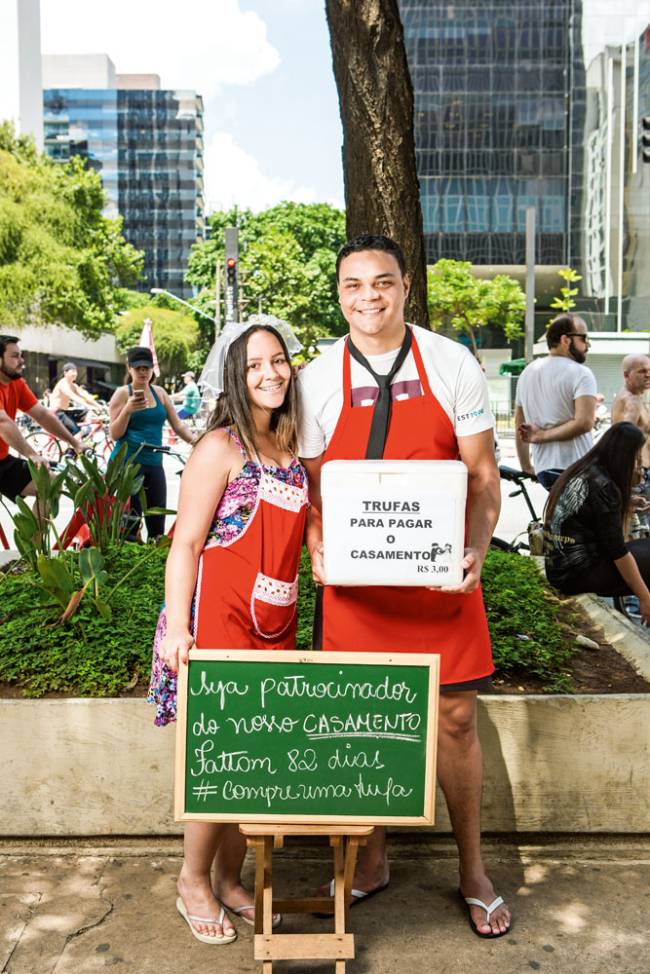 casal pede dinheiro na paulista casamento