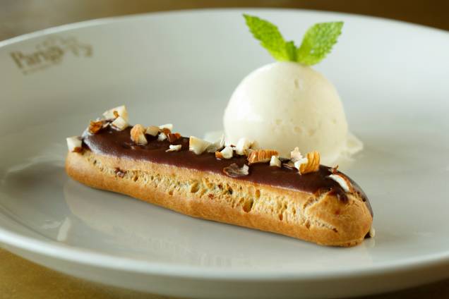 Eclair de chocolate do Bistrô Parigi. Com sorvete de creme. Harmoniza com Singlenton Glen Ord 12 anos