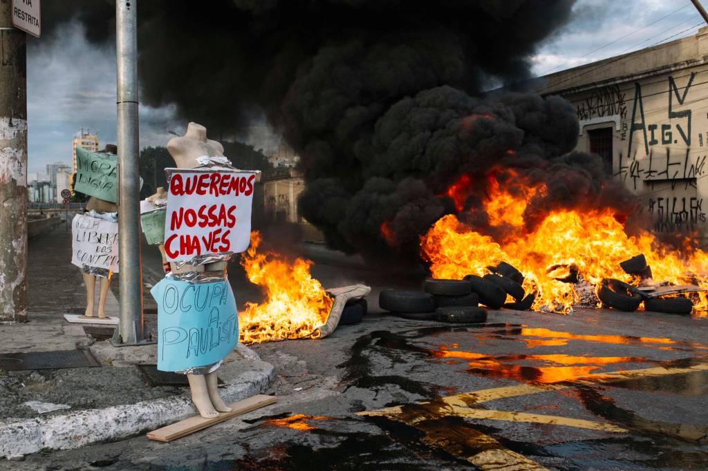 Protesto do MTST interdita a Avenida do Estado