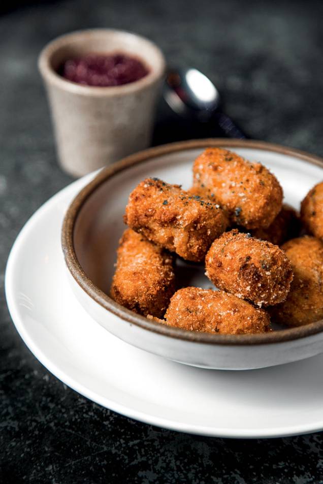 Trabuca: bolinhos de linguiça e queijo de minas Trabuca: bolinhos de linguiça e queijo de minas