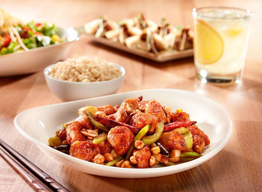 Pedaços do peito de frango com salsão, pimentas secas e amendoim ao molho adocicado