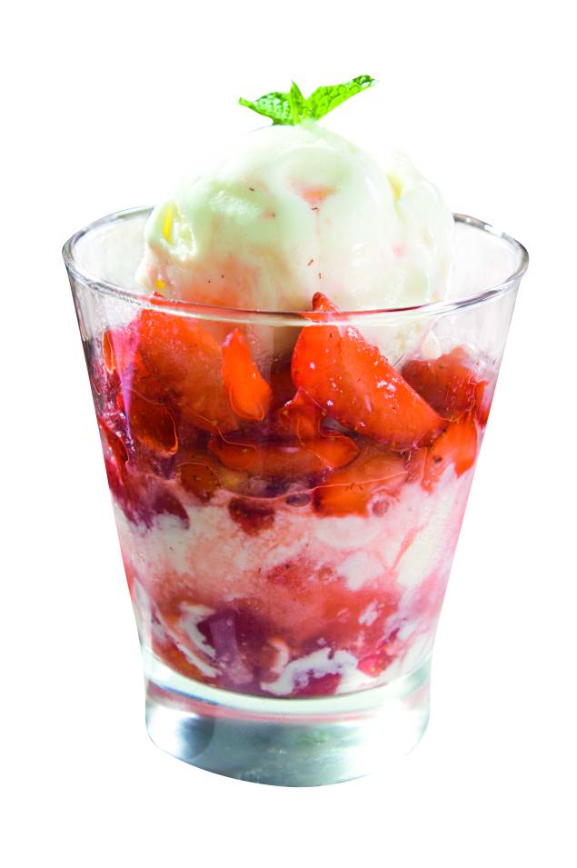 Pina: sorvete de iogurte, com caldas de morango e  imão-siciliano