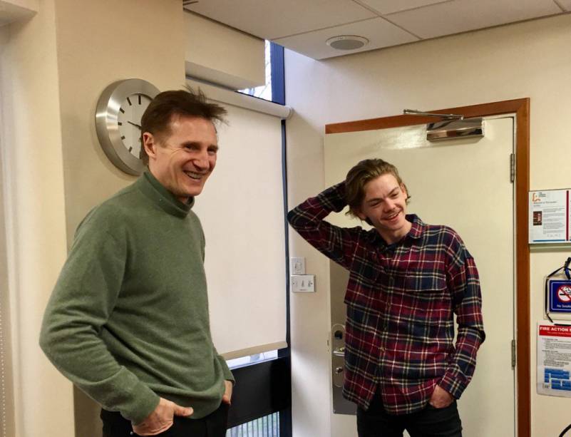 Lian Neeson e Thomas Sangster (Foto: Reprodução)
