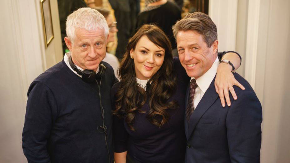 Richard Curtis, Martine McCutcheon e Hugh Grant, nos bastidores do novo 'Simplesmente Amor' (Foto: Reprodução)