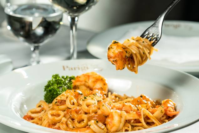 Spaghettini Profondo Mare do Parigi – Hotel Fasano. Com lula, camarão, vôngole e molho de tomate. Combina com Talisker 10 anos