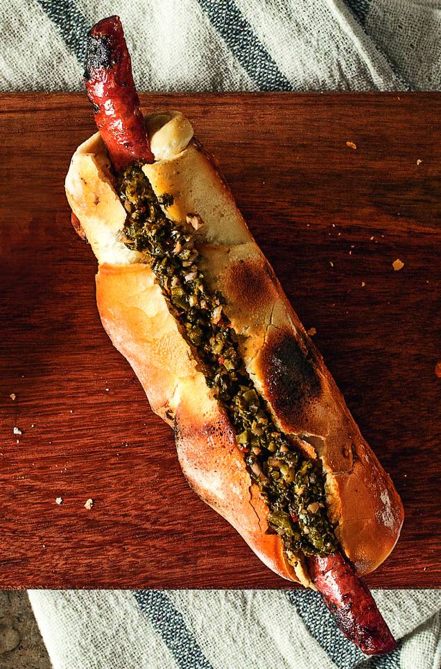 Sanduba de choripan (R$ 15,00), da Town Sandwich Cº: baguete tostadinha com linguiça parrillera e chimichurri de ervas frescas