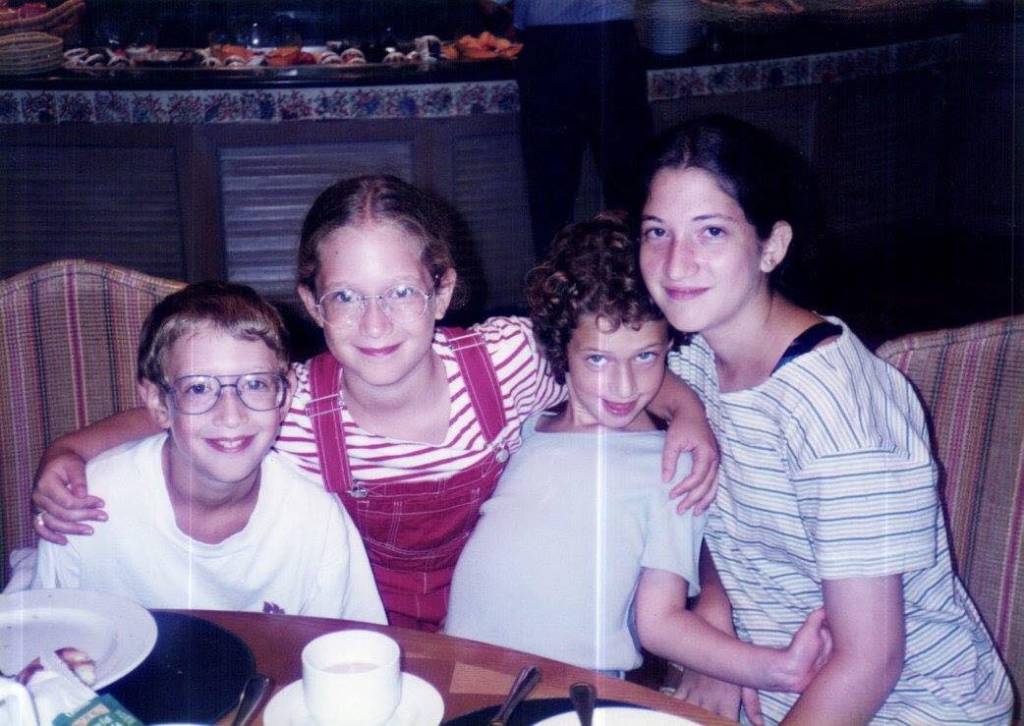 Mark Zuckerberg e as irmãs na infância (Divulgação)