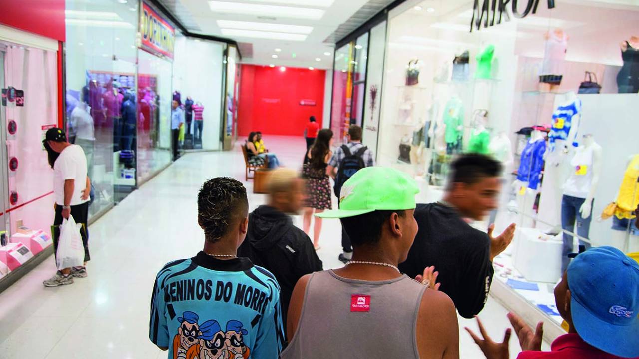 O rolezinho no Shopping Metrô Tatuapé, na Zona Leste: milhares de jovens convocados pelas redes sociais
