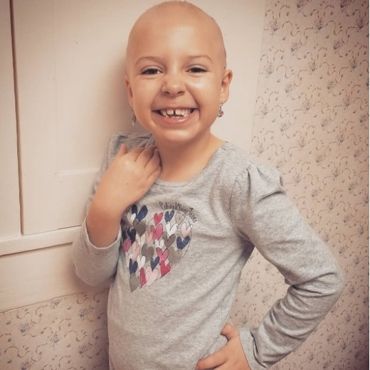 Menina surpreende os colegas no “Dia do Cabelo Maluco”