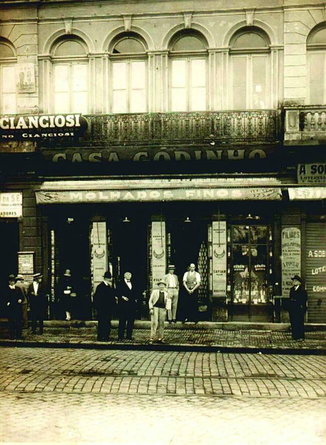 José Maria Godinho, segundo à direita, em foto clicada no início do século XX, f.jpg