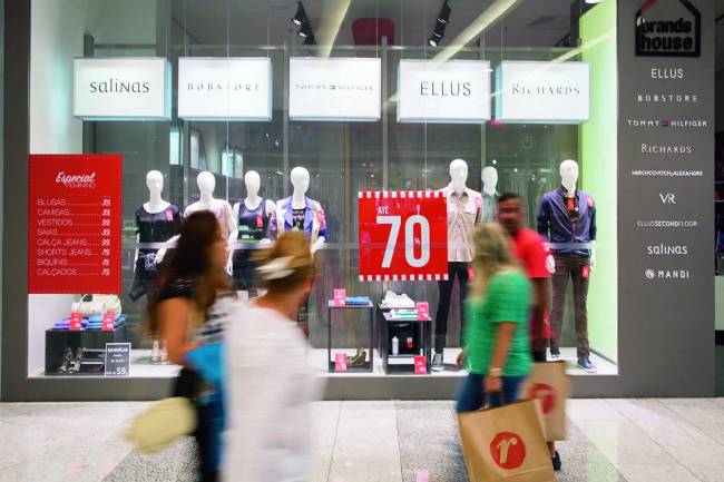 Shoppings apostam em outlets de marcas famosas para atrair público -  24/09/2017 - sãopaulo - Folha de S.Paulo