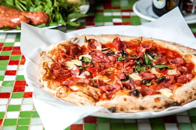 A pizza picco: calabresa, cacciocavalo e manjericão