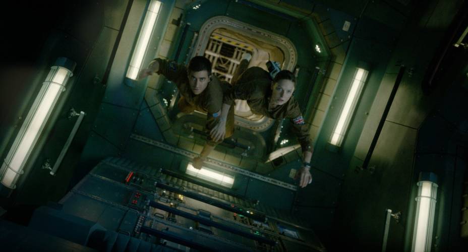 Jake Gyllenhaal e Rebecca Ferguson: há um alien a bordo