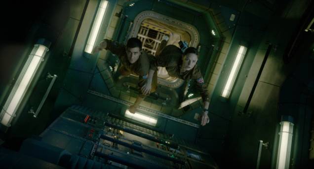 Jake Gyllenhaal e Rebecca Ferguson: há um alien a bordo