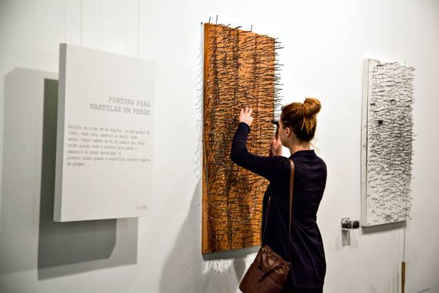 O público é convidado a interagir com as obras da artista nipo-americana: pregos em tela de madeira