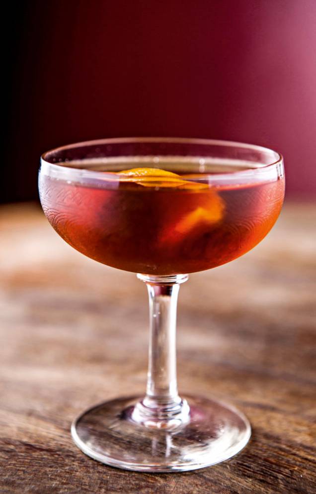 Drinque Manhattan, leva Bourbon, vermute tinto e angostura, do bar Boca de Ouro, em Pinheiros.