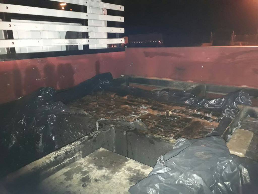 Meia tonelada de maconha é apreendida na Régis Bittencourt