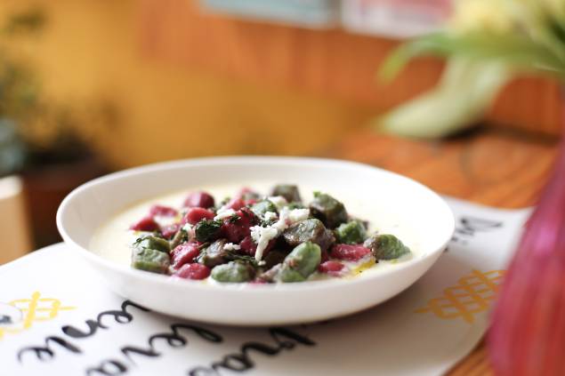 Massas no inverno: nhoque de espinafre e beterraba com creme de ricota, queijo feta e hortelã (R$ 56,90) Massas no inverno: nhoque de espinafre e beterraba com creme de ricota, queijo feta e hortelã (R$ 56,90)