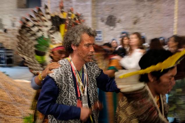 Neto levou índios à Bienal para alertas quanto a perda de direitos do grupo
