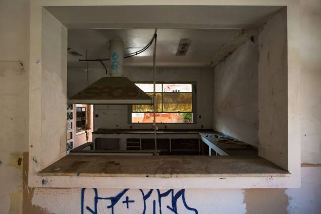 Antiga cantina: pedaço do teto caído Antiga cantina: pedaço do teto caído