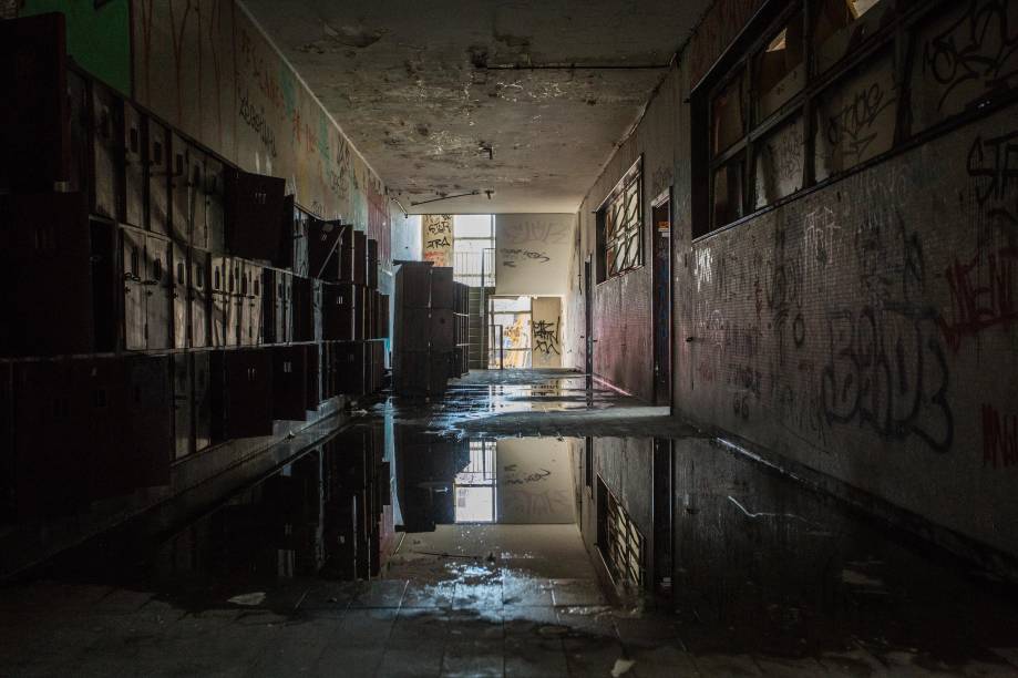 Abandono das dependências da antiga escola do Jockey Club, que vai ser local da festa Marisco, de música eletrônica