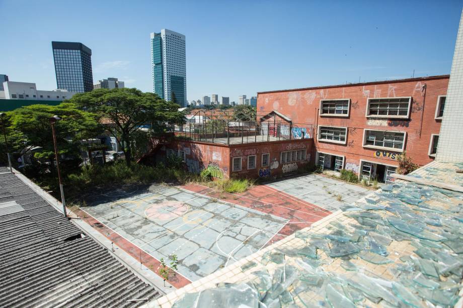 Cenário de filme: degradação contrasta com a paisagem de prédios novos