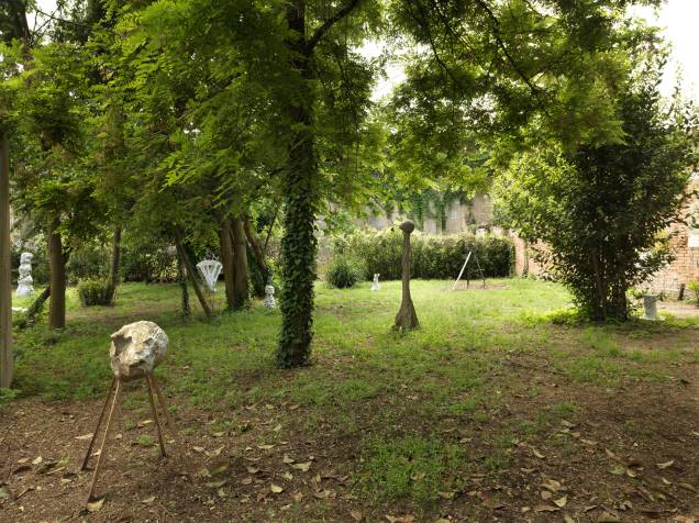 Esculturas espalhadas por um dos jardins venezianos Esculturas espalhadas por um dos jardins venezianos