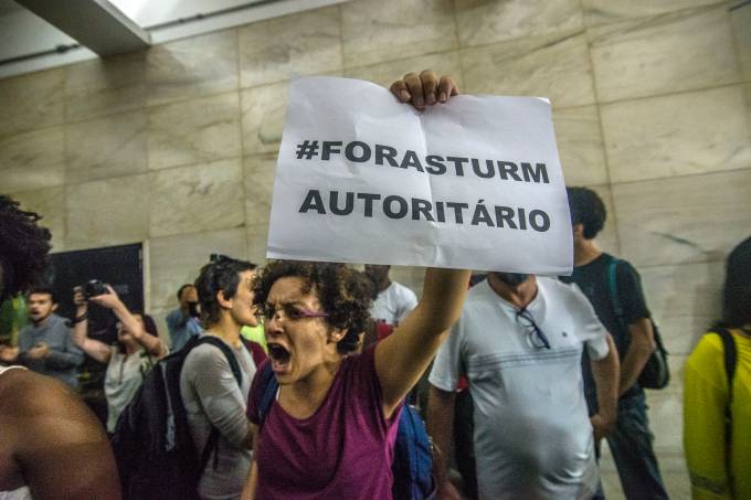 Manifestantes pedem a demissão do secretário municipal de Cultura de SP, André Sturm