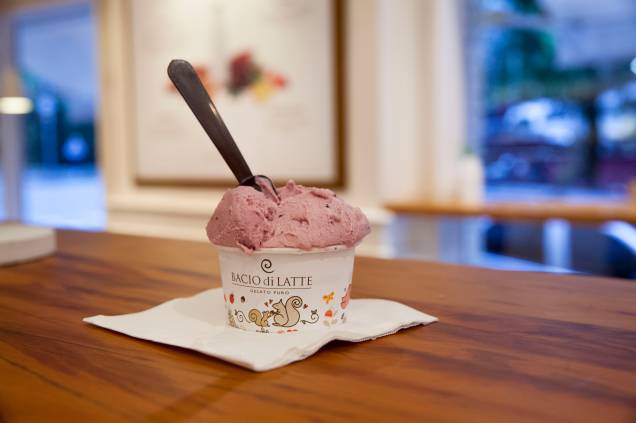 Bacio di Latte: sorvetes como o de iogurte com frutas vermelhas  (R$ 10,00 o copinho pequeno).