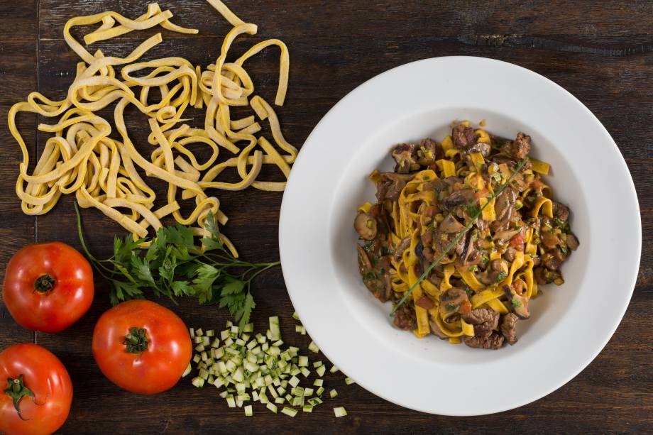 Receita do Maialini: fettuccine com filé-mignon, cogumelos, abobrinha, tomate e azeite trufado (R$ 47,00)