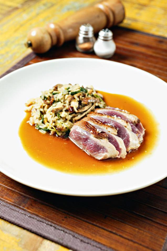 Jiquitaia: peito de pato guarnecido de arroz cozido no tucupi Jiquitaia: peito de pato guarnecido de arroz cozido no tucupi
