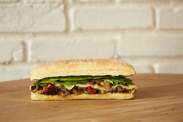 Caponata na ciabatta: mussarela, rúcula, pasta de castanha e um delicioso confit de berinjela e abobrinha Caponata na ciabatta: mussarela, rúcula, pasta de castanha e um delicioso confit de berinjela e abobrinha
