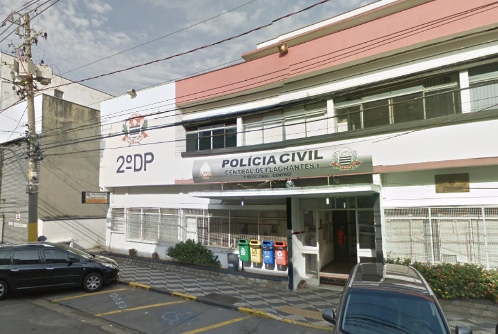 Cinco presos fogem por buraco em parede de delegacia